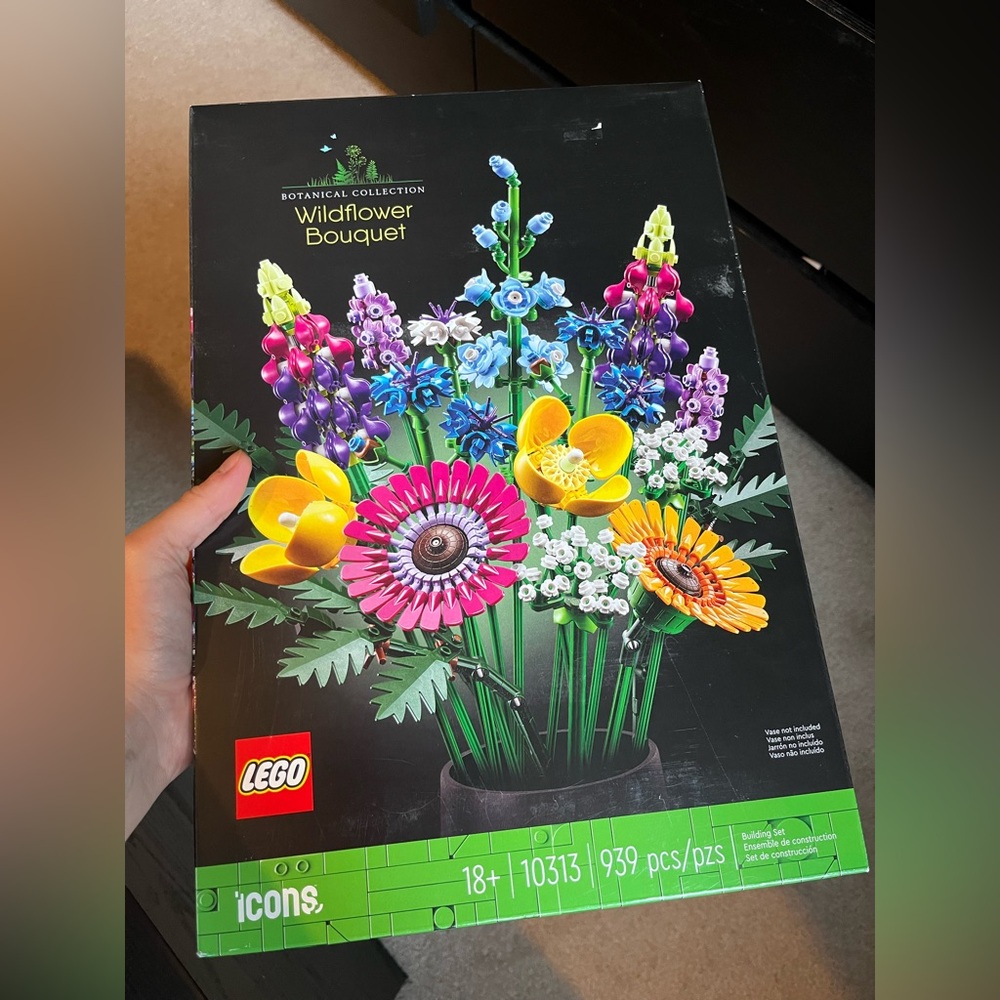 NEVER OPENED LEGO WILDFLOWER BOUQUET